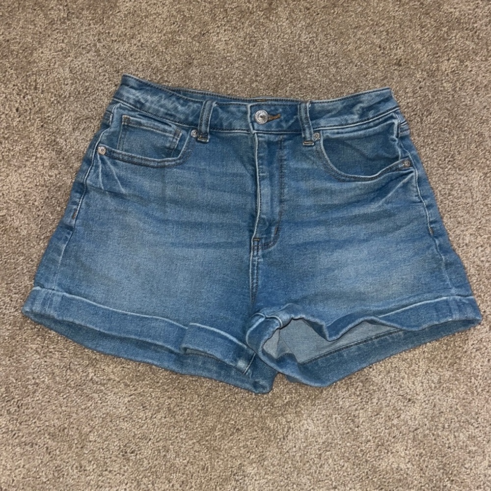 American Eagle Size 2 mom shorts.